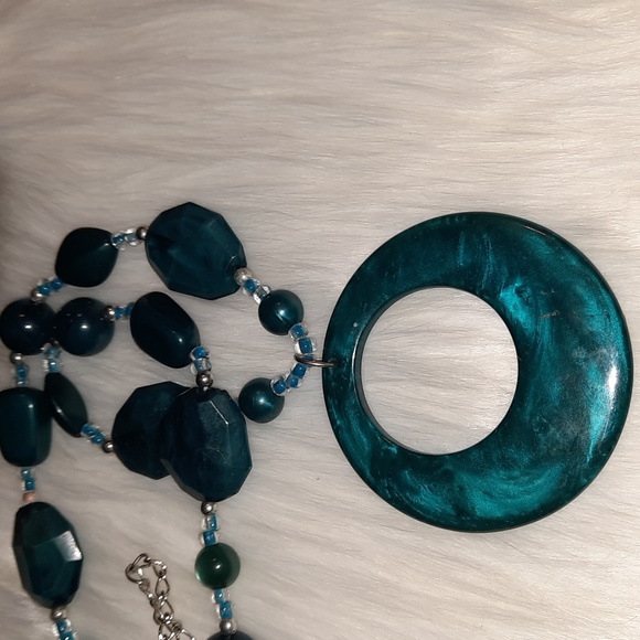 Statement acrylic necklace with adjustable chain plus bonus earrings - Picture 6 of 8